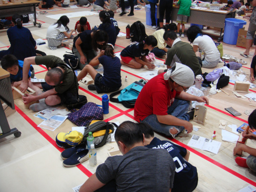【大工さんとつくろう!親子木工教室会場の様子】