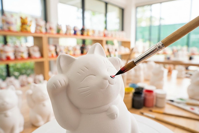 「招き猫美術館」で体験できるオリジナル招き猫の絵付け体験