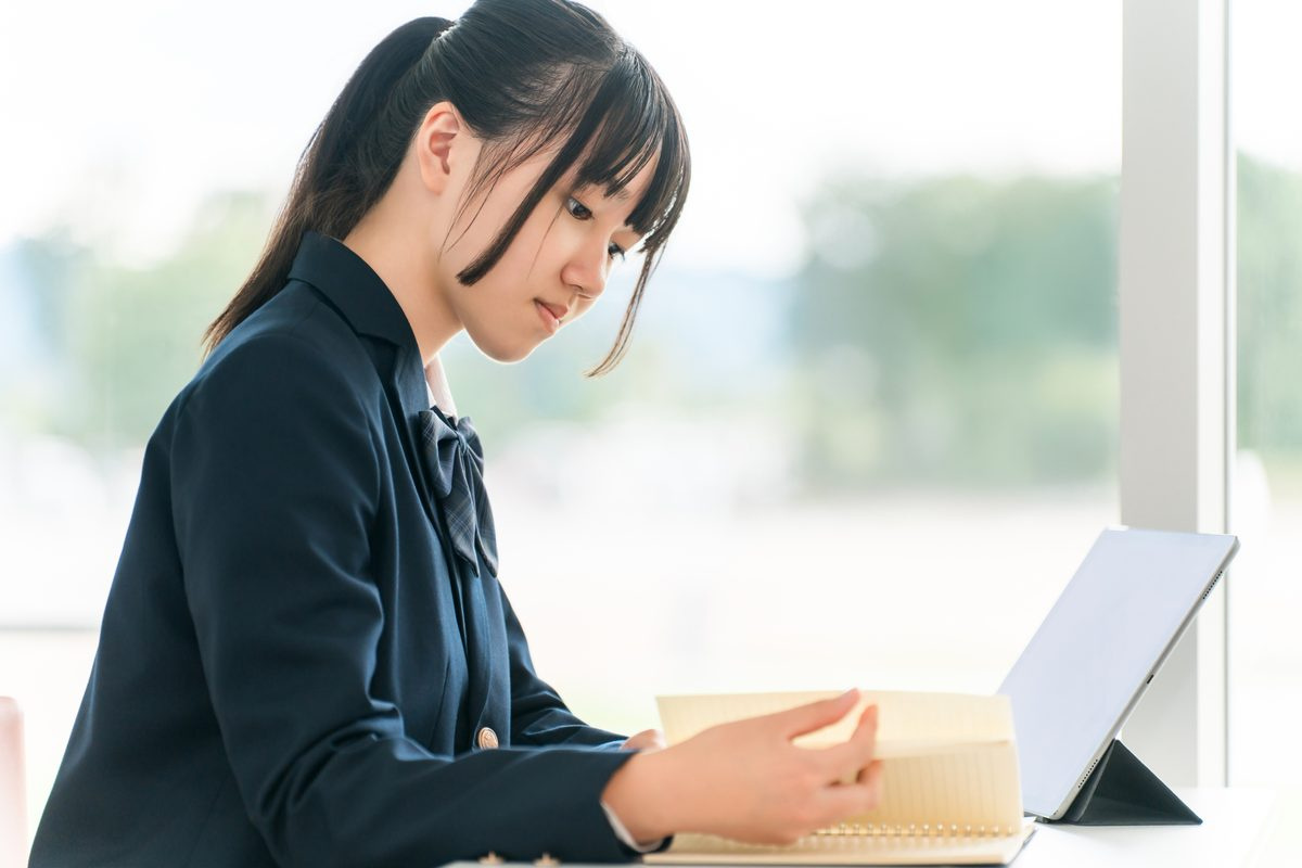 授業を受ける制服姿の高校生