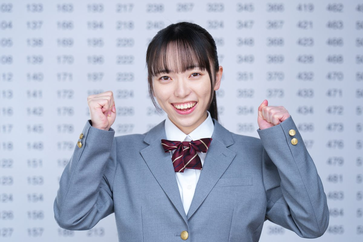 合格を喜ぶ高校生