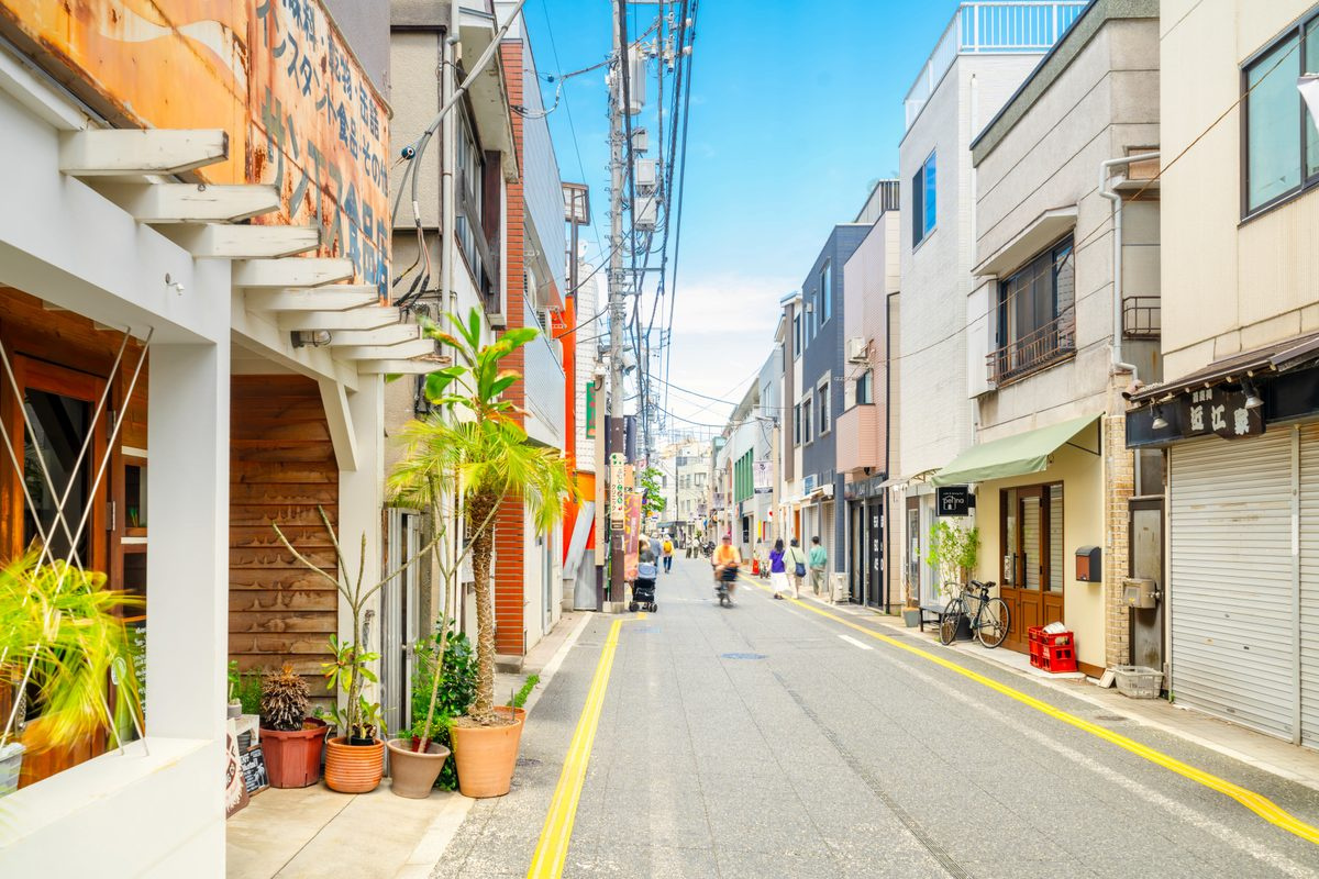 世田谷区・松陰神社通り商店街の街並み