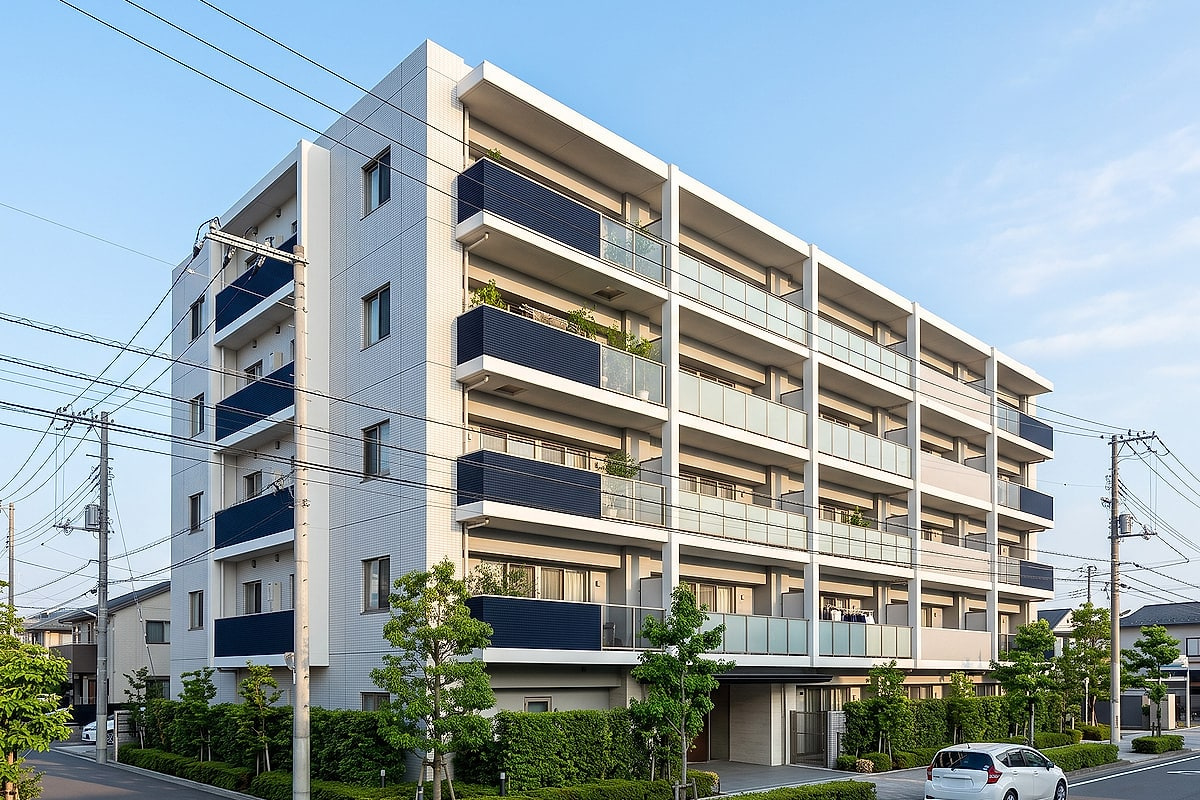 街なかに建つ中層マンションの外観のイメージ写真