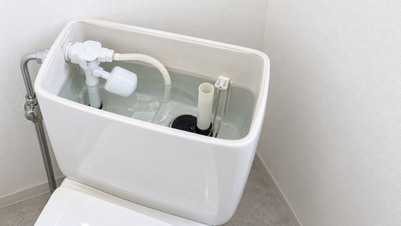 賃貸のトイレタンクはどう掃除する?安全な手順と汚れ予防も解説