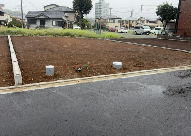 【外観】 | 家を建てる場合、方位は要チェックです。現実的に日当たりのよい家ならばリビングは南側、建築基準法でも北側に当たる家への配慮は求められています。土地を見学に行く際は、方位磁針を持って行くようにしましょう。