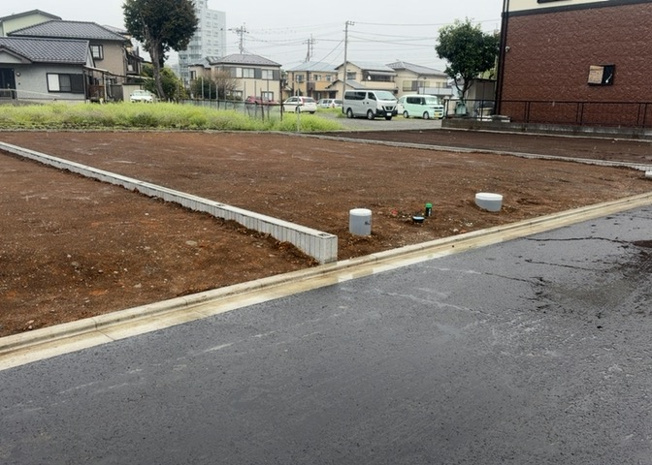 【外観】 | 土地を買う際、住む地域の自治体や福祉の補助制度にも注目してみましょう。子供や老人の医療補助やゴミ出しのルールなど、自治体によってルールに大きな違いがあるため、暮らしやすい土地で判断するとよいでしょう。