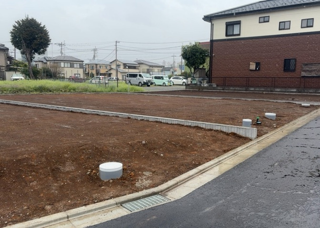 【外観】 | 土地の前の道路に消火栓が設置されていることがあります。この場合、道路交通法第45条第1項により、駐車禁止の場所が指定されています。そのため、車庫などの駐車スペースをつくることができない場合があります。