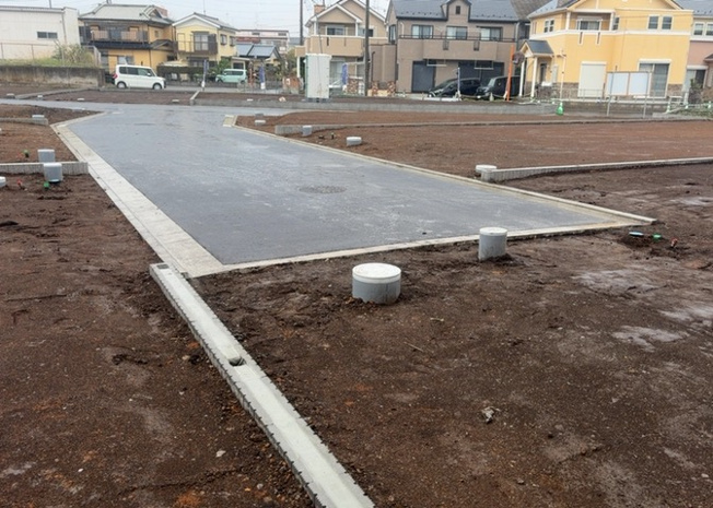 【外観】 | 土地購入を検討されている場合、境界杭がない状態で購入してしまうと境界確定測量をする必要があり、費用がかかります。購入の前に、売主、隣土地所有者立ち合いのもと境界を確定し境界杭を設置するのがベストです。
