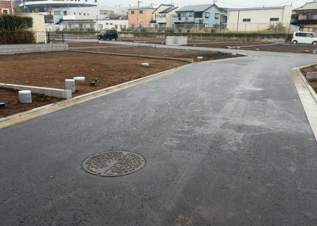 【外観】 | 土地の形が極端に長細かったり、狭小地、あるいは道路との高低差がある傾斜地だった場合、後々売ろうとしても買い手がつかない場合もあります。後々、売却することになった時に価値の下がらない土地を選びましょう。