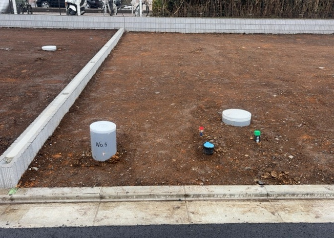 【外観】 | 土地を買う際、住む地域の自治体や福祉の補助制度にも注目してみましょう。子供や老人の医療補助やゴミ出しのルールなど、自治体によってルールに大きな違いがあるため、暮らしやすい土地で判断するとよいでしょう。