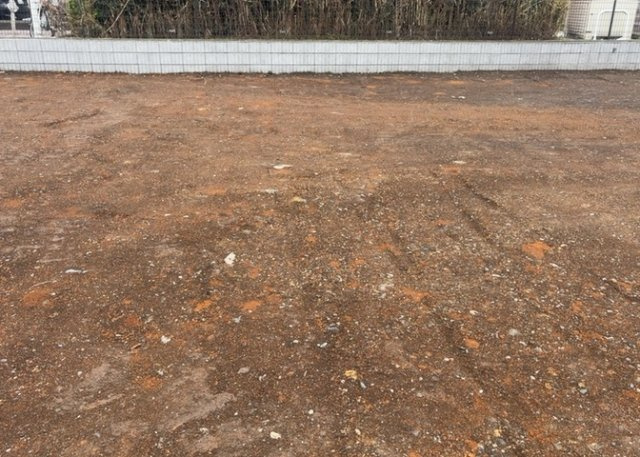 【外観】 | 土地の前の道路に消火栓が設置されていることがあります。この場合、道路交通法第45条第1項により、駐車禁止の場所が指定されています。そのため、車庫などの駐車スペースをつくることができない場合があります。