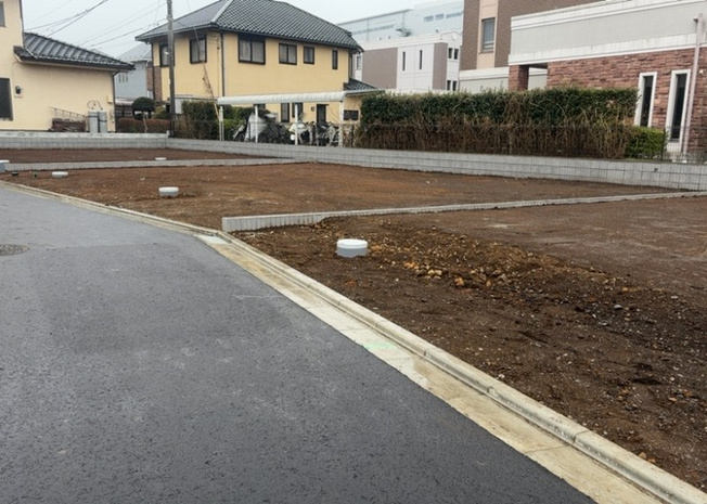 【外観】 | 現地に行くなら、物件の周囲の地形がどうなっているかを見ることも大切です。周辺より低くなっている土地では、大雨などで水が集まりやすいため、地盤が弱くなっているということも考えられるため、注意が必要です。