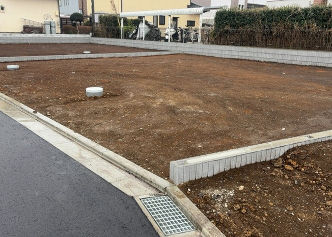 【外観】 | 隣家の土地はどうなっているのか、生活利便施設が近くにあるのか、学校まで近いかなど、お客様のライフスタイルにあわせたイメージが重要です。また、近くにあると困る施設が近くにないかも確認するといいでしょう。