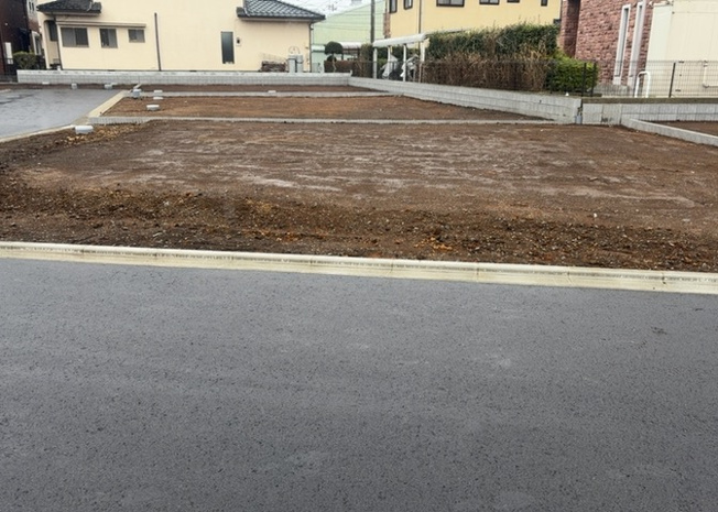 【外観】 | 家を建てる場合、方位は要チェックです。現実的に日当たりのよい家ならばリビングは南側、建築基準法でも北側に当たる家への配慮は求められています。土地を見学に行く際は、方位磁針を持って行くようにしましょう。