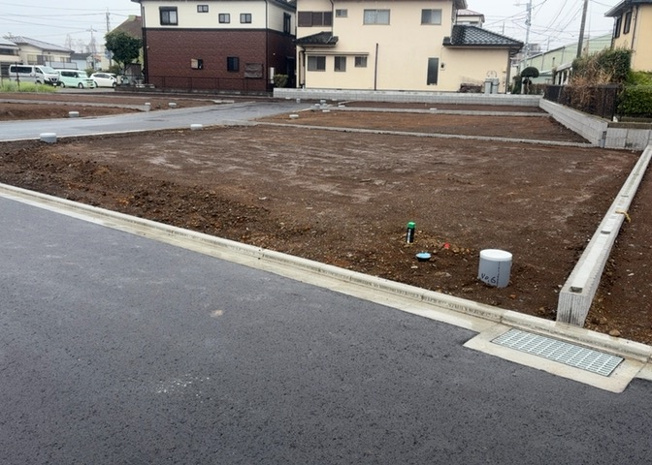 【外観】 | 土地を買う際、住む地域の自治体や福祉の補助制度にも注目してみましょう。子供や老人の医療補助やゴミ出しのルールなど、自治体によってルールに大きな違いがあるため、暮らしやすい土地で判断するとよいでしょう。