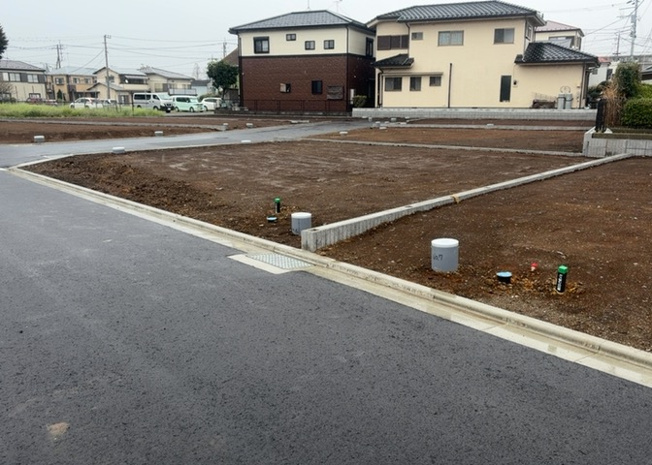 【外観】 | 土地の前の道路に消火栓が設置されていることがあります。この場合、道路交通法第45条第1項により、駐車禁止の場所が指定されています。そのため、車庫などの駐車スペースをつくることができない場合があります。