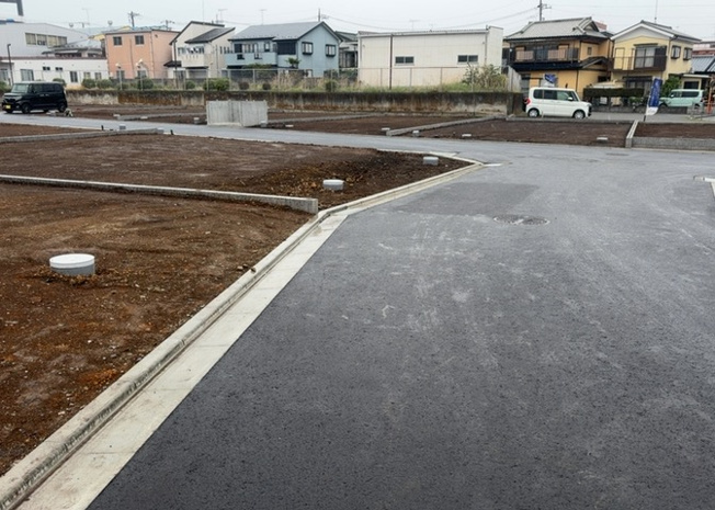 【外観】 | 現地に行くなら、物件の周囲の地形がどうなっているかを見ることも大切です。周辺より低くなっている土地では、大雨などで水が集まりやすいため、地盤が弱くなっているということも考えられるため、注意が必要です。