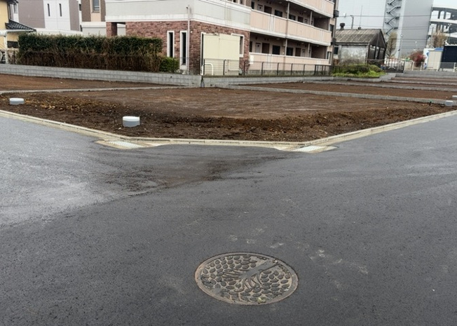 【外観】 | 家を建てる前提で土地を探している場合、地盤の丈夫さは譲れない条件の一つです。地盤が脆弱だと追加工事が必要となります。また、過去に地盤沈下や液状化現象を起こした土地は、できるだけ避けた方がいいでしょう。
