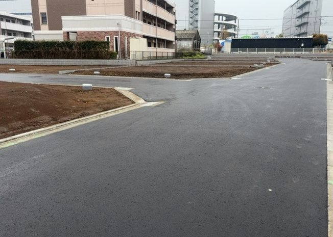 【外観】 | 人が暮らすうえで日光は大切な要素となります。日当たりの良さは譲れないポイントですね。併せて近くに大きな建築物の建築予定がないか、あるいはそれが可能な土地が近くにないか事前に確認することもお勧めします。