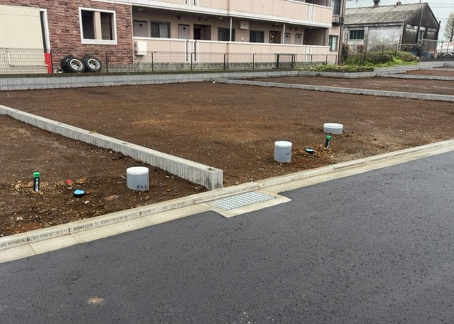 【外観】 | 土地の形が極端に長細かったり、狭小地、あるいは道路との高低差がある傾斜地だった場合、後々売ろうとしても買い手がつかない場合もあります。後々、売却することになった時に価値の下がらない土地を選びましょう。