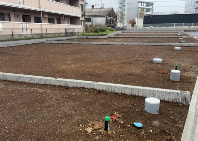 【外観】 | 家を建てる場合、方位は要チェックです。現実的に日当たりのよい家ならばリビングは南側、建築基準法でも北側に当たる家への配慮は求められています。土地を見学に行く際は、方位磁針を持って行くようにしましょう。