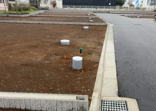 【外観】 | 土地を買う際、住む地域の自治体や福祉の補助制度にも注目してみましょう。子供や老人の医療補助やゴミ出しのルールなど、自治体によってルールに大きな違いがあるため、暮らしやすい土地で判断するとよいでしょう。