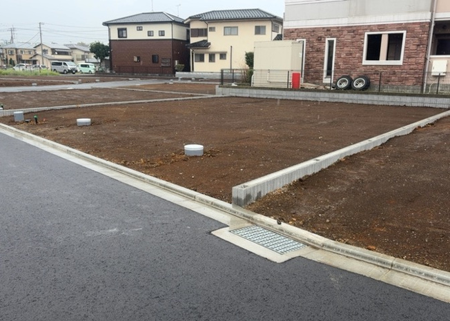 【外観】 | 現地に行くなら、物件の周囲の地形がどうなっているかを見ることも大切です。周辺より低くなっている土地では、大雨などで水が集まりやすいため、地盤が弱くなっているということも考えられるため、注意が必要です。
