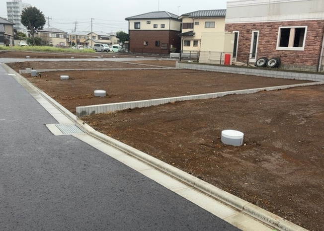 【外観】 | 隣家の土地はどうなっているのか、生活利便施設が近くにあるのか、学校まで近いかなど、お客様のライフスタイルにあわせたイメージが重要です。また、近くにあると困る施設が近くにないかも確認するといいでしょう。