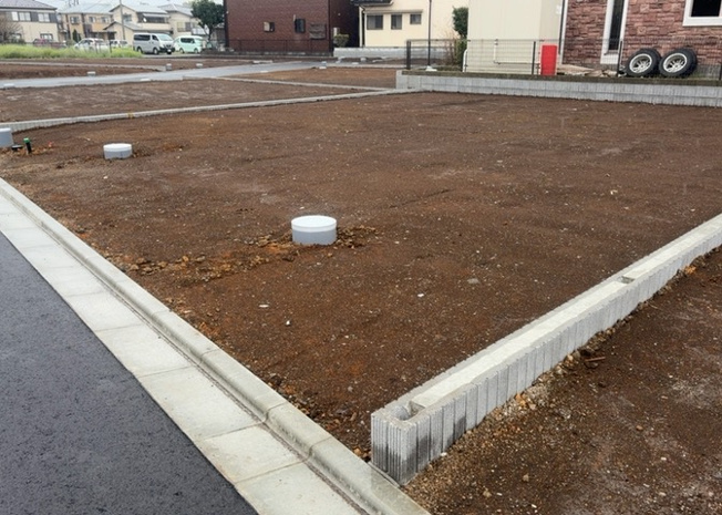 【外観】 | 土地購入を検討されている場合、境界杭がない状態で購入してしまうと境界確定測量をする必要があり、費用がかかります。購入の前に、売主、隣土地所有者立ち合いのもと境界を確定し境界杭を設置するのがベストです。