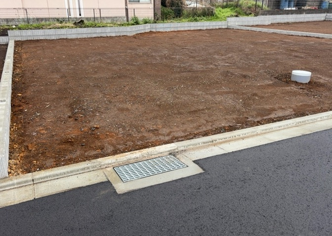 【外観】 | 土地の形が極端に長細かったり、狭小地、あるいは道路との高低差がある傾斜地だった場合、後々売ろうとしても買い手がつかない場合もあります。後々、売却することになった時に価値の下がらない土地を選びましょう。