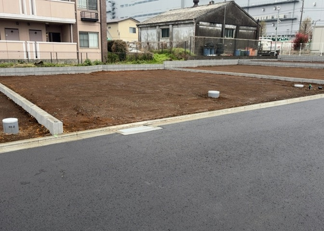 【外観】 | 家を建てる場合、方位は要チェックです。現実的に日当たりのよい家ならばリビングは南側、建築基準法でも北側に当たる家への配慮は求められています。土地を見学に行く際は、方位磁針を持って行くようにしましょう。