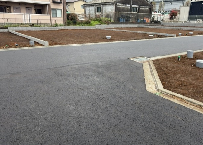 【外観】 | 土地を買う際、住む地域の自治体や福祉の補助制度にも注目してみましょう。子供や老人の医療補助やゴミ出しのルールなど、自治体によってルールに大きな違いがあるため、暮らしやすい土地で判断するとよいでしょう。