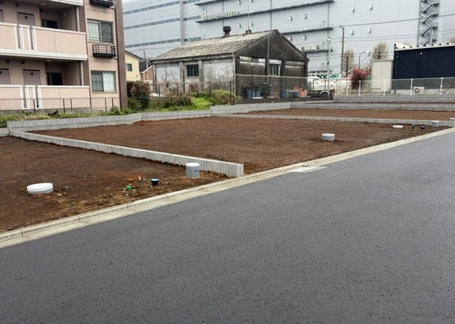【外観】 | 土地の前の道路に消火栓が設置されていることがあります。この場合、道路交通法第45条第1項により、駐車禁止の場所が指定されています。そのため、車庫などの駐車スペースをつくることができない場合があります。