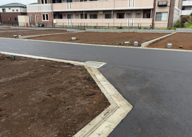【外観】 | 隣家の土地はどうなっているのか、生活利便施設が近くにあるのか、学校まで近いかなど、お客様のライフスタイルにあわせたイメージが重要です。また、近くにあると困る施設が近くにないかも確認するといいでしょう。