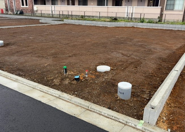 【外観】 | 土地購入を検討されている場合、境界杭がない状態で購入してしまうと境界確定測量をする必要があり、費用がかかります。購入の前に、売主、隣土地所有者立ち合いのもと境界を確定し境界杭を設置するのがベストです。