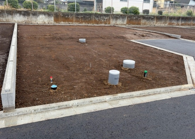 【外観】 | 土地の形が極端に長細かったり、狭小地、あるいは道路との高低差がある傾斜地だった場合、後々売ろうとしても買い手がつかない場合もあります。後々、売却することになった時に価値の下がらない土地を選びましょう。