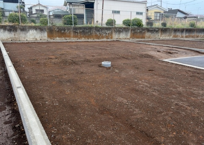 【外観】 | 家を建てる場合、方位は要チェックです。現実的に日当たりのよい家ならばリビングは南側、建築基準法でも北側に当たる家への配慮は求められています。土地を見学に行く際は、方位磁針を持って行くようにしましょう。