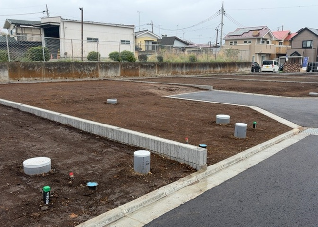 【外観】 | 土地の前の道路に消火栓が設置されていることがあります。この場合、道路交通法第45条第1項により、駐車禁止の場所が指定されています。そのため、車庫などの駐車スペースをつくることができない場合があります。