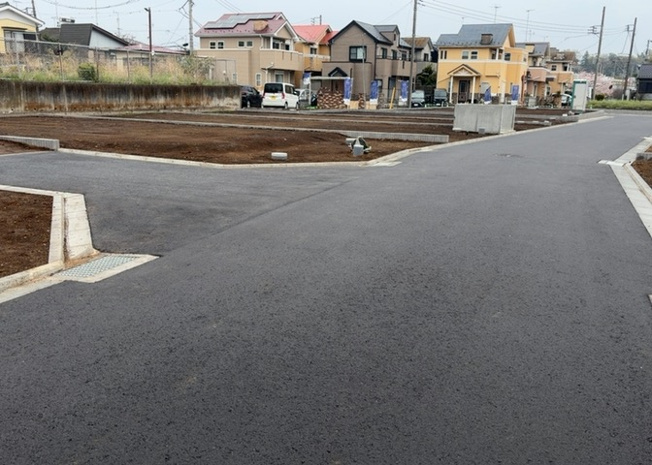 【外観】 | 家を建てる場合、方位は要チェックです。現実的に日当たりのよい家ならばリビングは南側、建築基準法でも北側に当たる家への配慮は求められています。土地を見学に行く際は、方位磁針を持って行くようにしましょう。