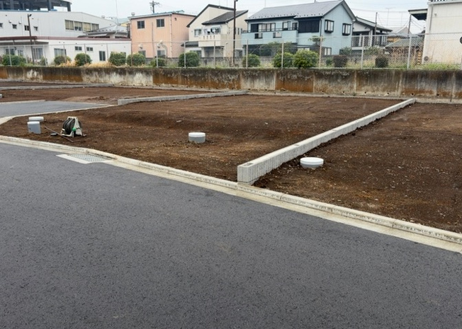 【外観】 | 現地に行くなら、物件の周囲の地形がどうなっているかを見ることも大切です。周辺より低くなっている土地では、大雨などで水が集まりやすいため、地盤が弱くなっているということも考えられるため、注意が必要です。