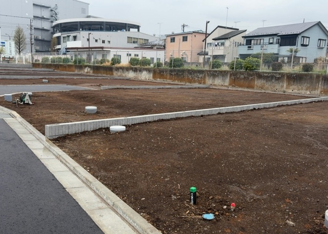 【外観】 | 隣家の土地はどうなっているのか、生活利便施設が近くにあるのか、学校まで近いかなど、お客様のライフスタイルにあわせたイメージが重要です。また、近くにあると困る施設が近くにないかも確認するといいでしょう。