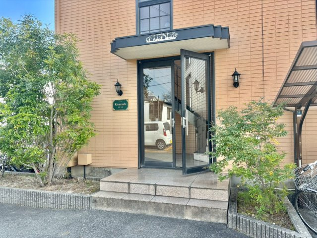 リバーサイド市川のエントランス