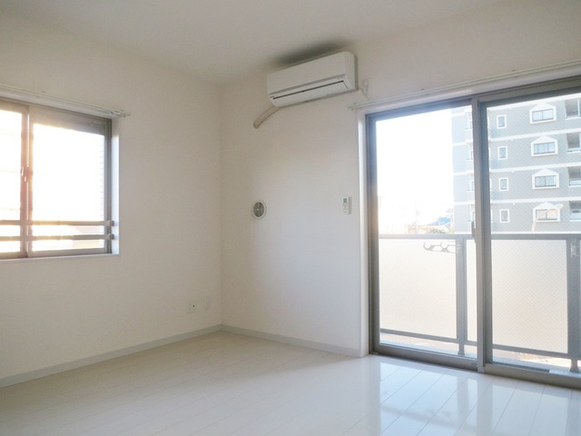 ミリアビタＮＯ２１の居間・リビング|２面採光の明るいリビングです♪