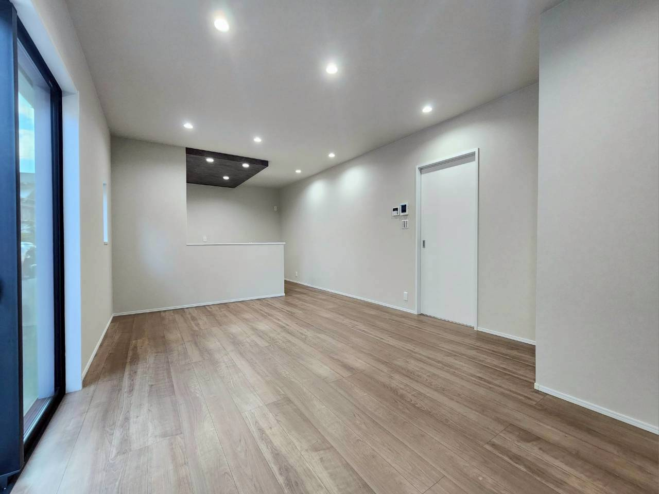 RESET HOUSE－リセットハウス小倉南区津田4丁目の居間・リビング|LDKは埋込のダウンライトでオシャレです♪