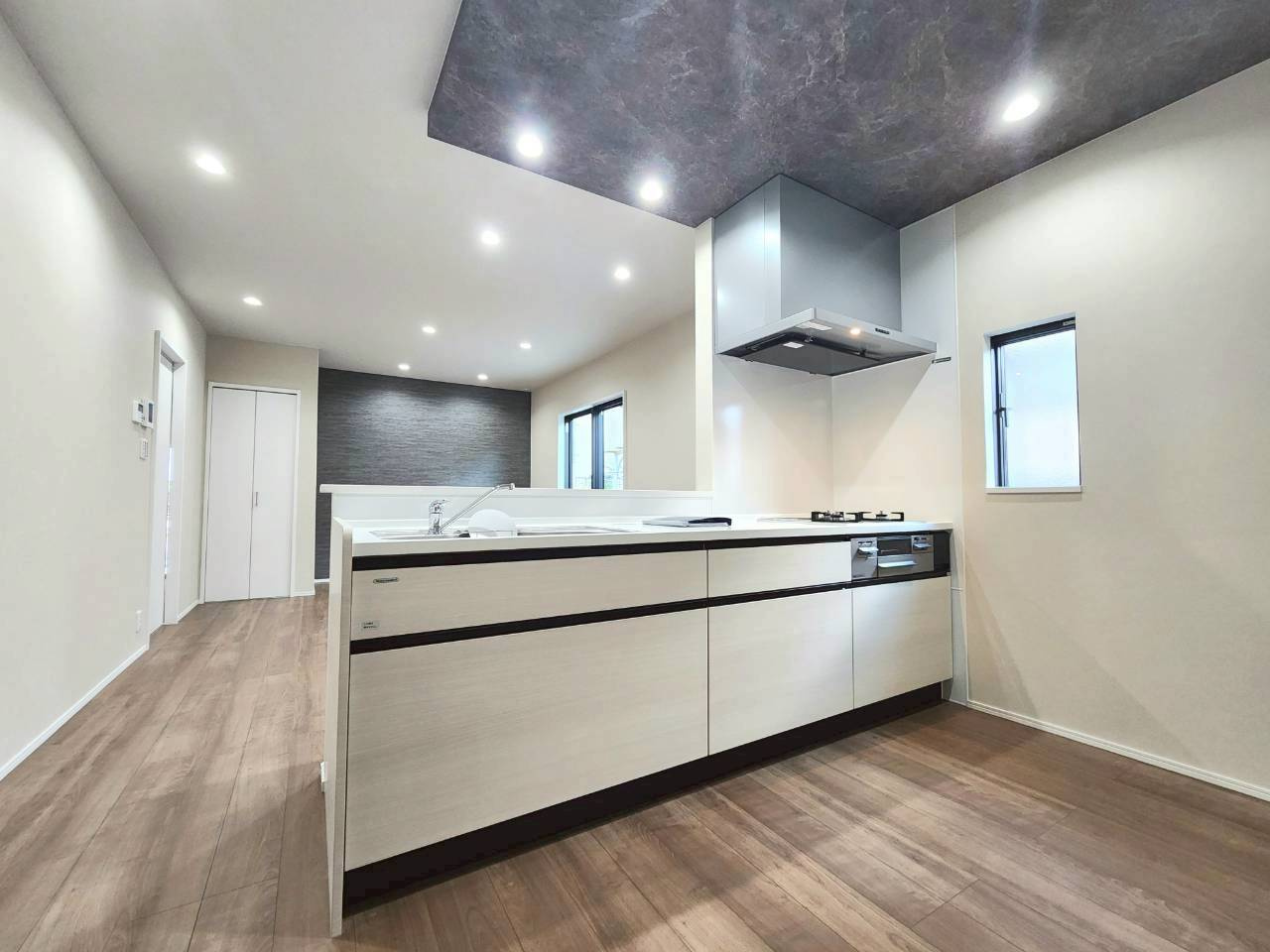 RESET HOUSE－リセットハウス小倉南区津田4丁目のキッチン|収納力あるキッチン♪下がり天井がオシャレ♪