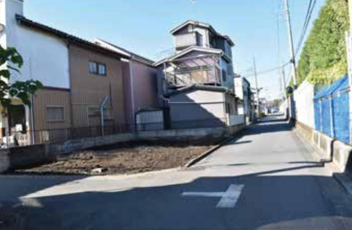 敷地面積23坪　売地　鶴ヶ島市鶴ヶ丘 ４期の前面道路含む現地写真|東南角地！南東側約4ｍ公道に約10.9ｍ接道。北東側約4ｍ公道に約19.8ｍ接道。