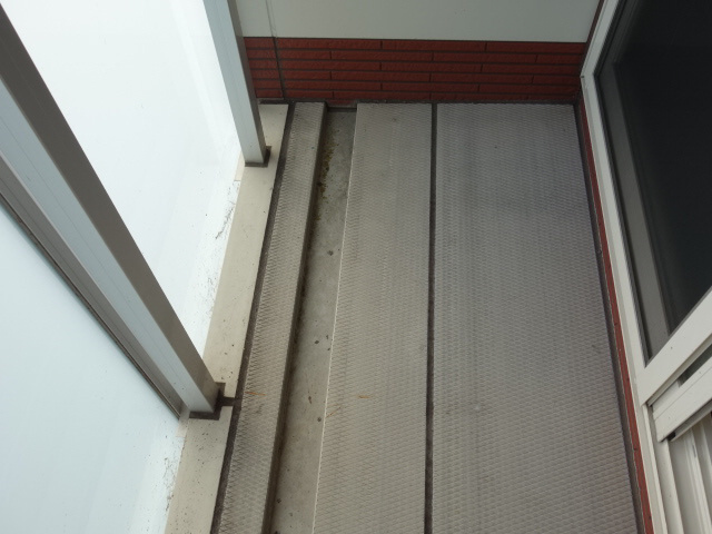 明石市魚住町住吉４丁目のアパートのバルコニー