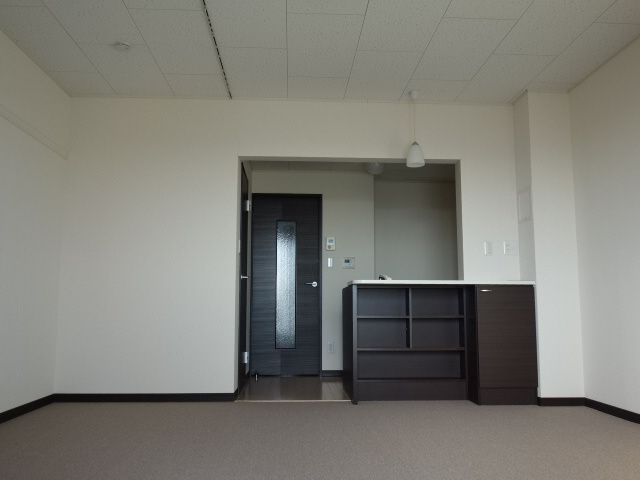 明石市魚住町住吉４丁目のアパートの居間・リビング