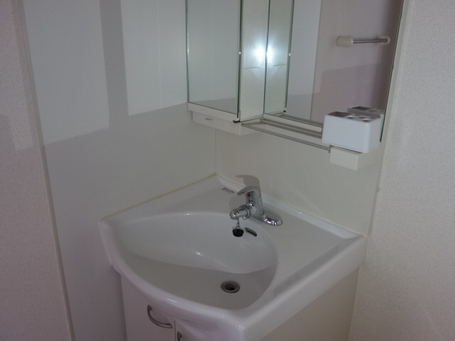 明石市魚住町住吉４丁目のアパートの洗面所