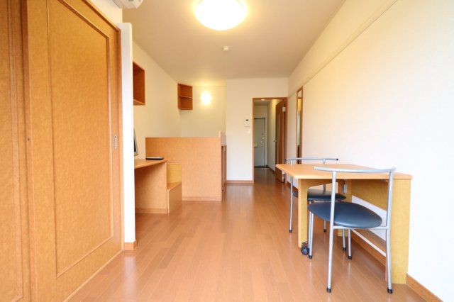 明石市鳥羽のアパートの居間・リビング|１Ｆはフローリング仕様・２Ｆは絨毯仕様になります。