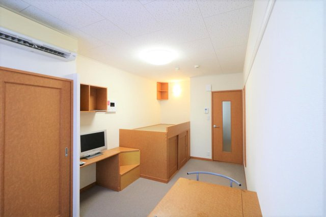 明石市鳥羽のアパートの居間・リビング|１Ｆはフローリング仕様・２Ｆは絨毯仕様になります。